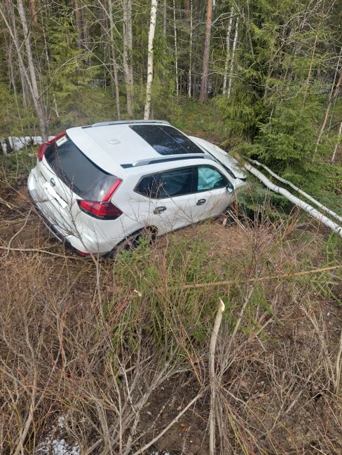 На 263 км автодороги Сыктыквар - Ухта водитель X-Trail не справилась с управлением